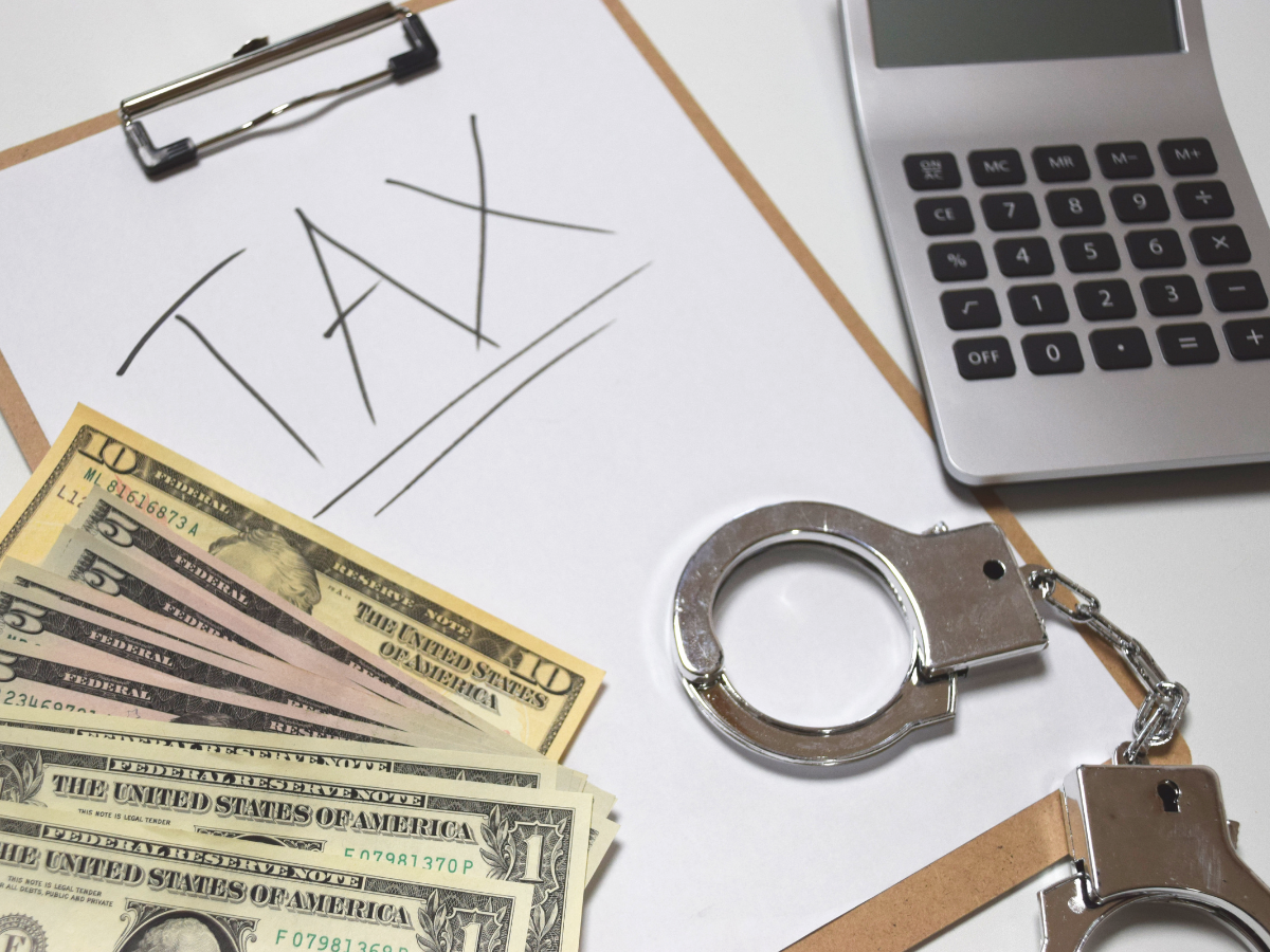 Dallas Tax Crimes Defense Lawyer Explains Tax Fraud vs. Tax Evasion: What’s the Difference?