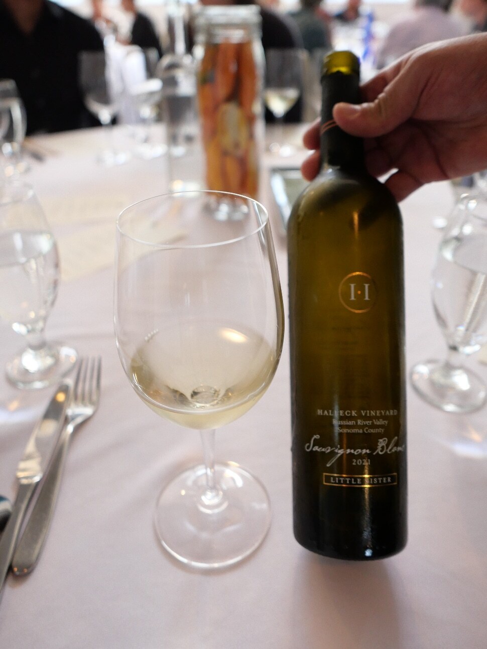 2021 Little Sister California Sauvignon Blanc paired expressively with Los tres Socios dish.