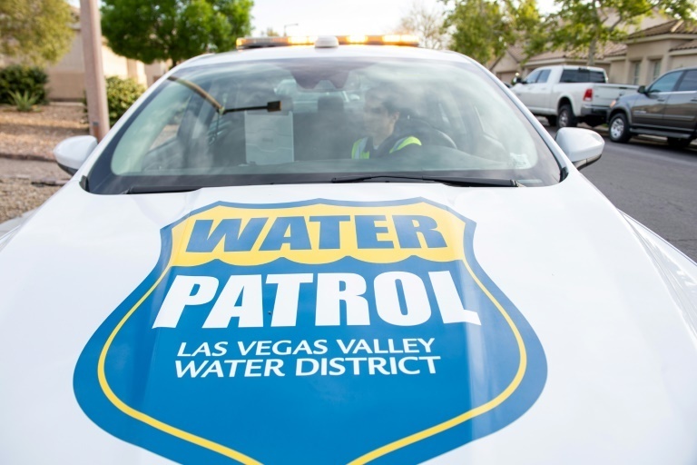 the-water-cops-of-las-vegas-make-city-a-model-in-drought-hit-us
