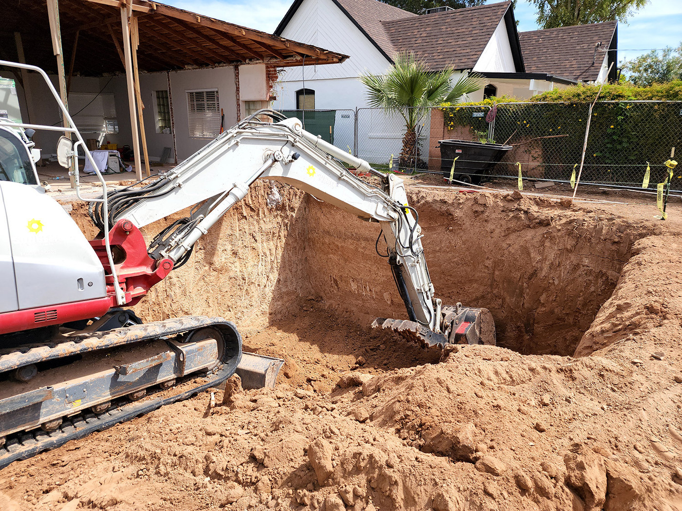 Based in Phoenix with over 20 years of experience,  Valleywide Dig and Haul can help with all of your demolition, excavation, and grading needs.