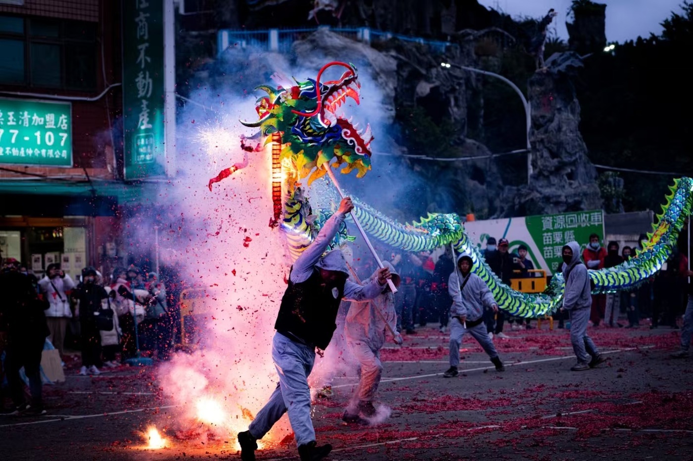 [Night of the Dragon Bombing] Amid the continuous roar of firecrackers, the auspicious dragon weaves through the thick smoke, resembling a celestial dragon soaring through the clouds.