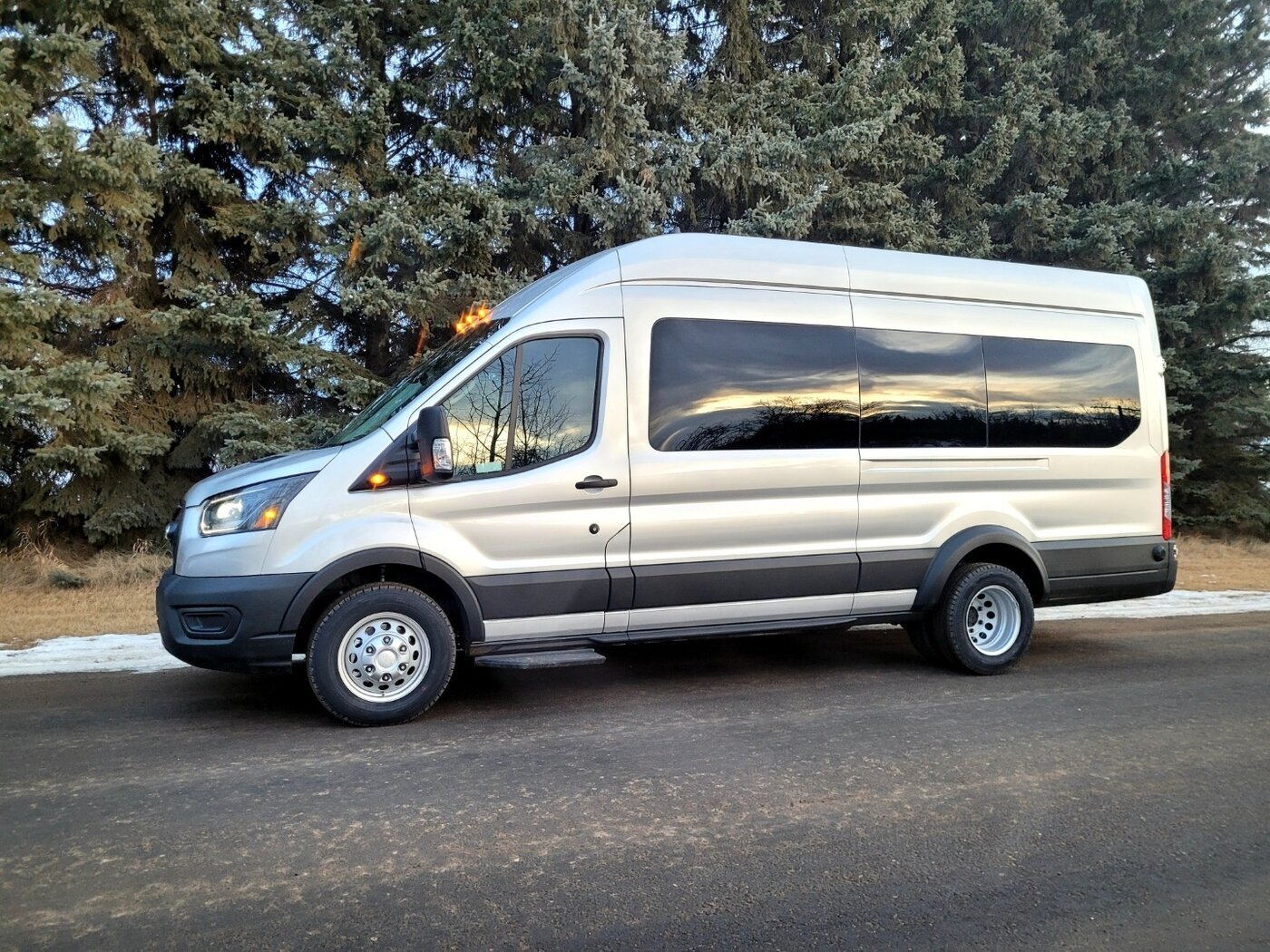 The Bus Centre provides commercial buses and passenger vans across Canada, supporting industries such as transportation, education, and corporate mobility.