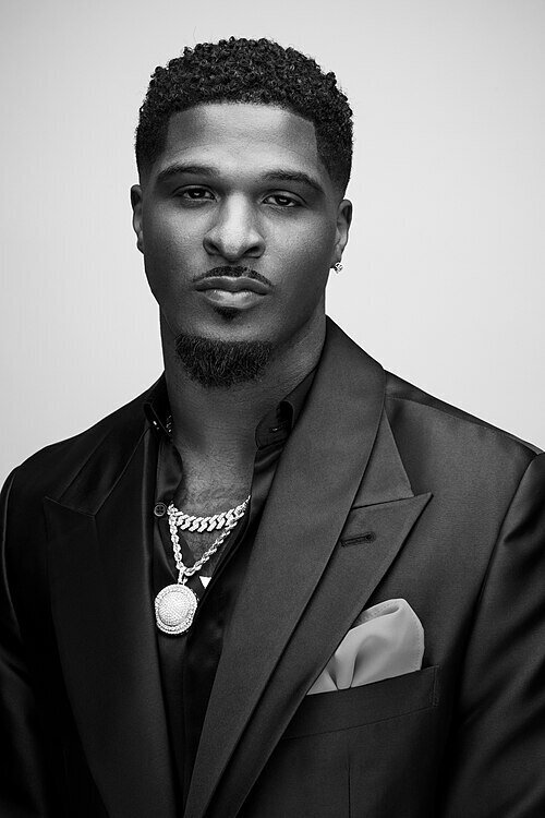 Dee Ford is a former NFL Pro Bowler, motivational speaker, and leadership advocate who helps athletes, students, and professionals develop resilience, discipline, teamwork, and mental toughness.