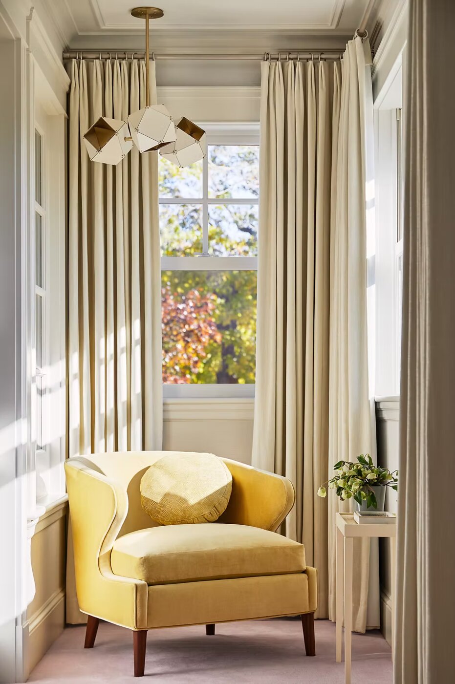 Lisa Tharp Design provides comprehensive interior decorating services throughout Boston and surrounding communities, specializing in customized residential projects that combine aesthetic vision with functional expertise.