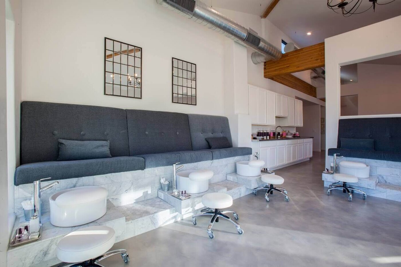 Greentoes North is an eco-chic nail studio and day spa located at 615 W. Roller Coaster Road in Tucson, Arizona.
