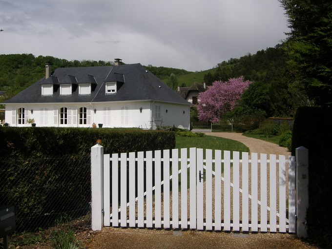 R2 Roof Guys Shares Common Signs That You Need a New Fence