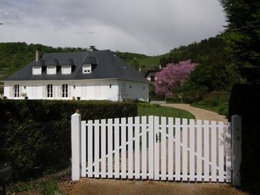 R2 Roof Guys Shares Common Signs That You Need a New Fence