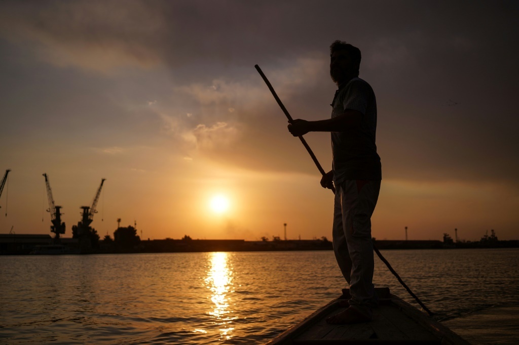 Iraq Rivers Drying Up Twilight of the Tigris: Iraq's mighty river drying up