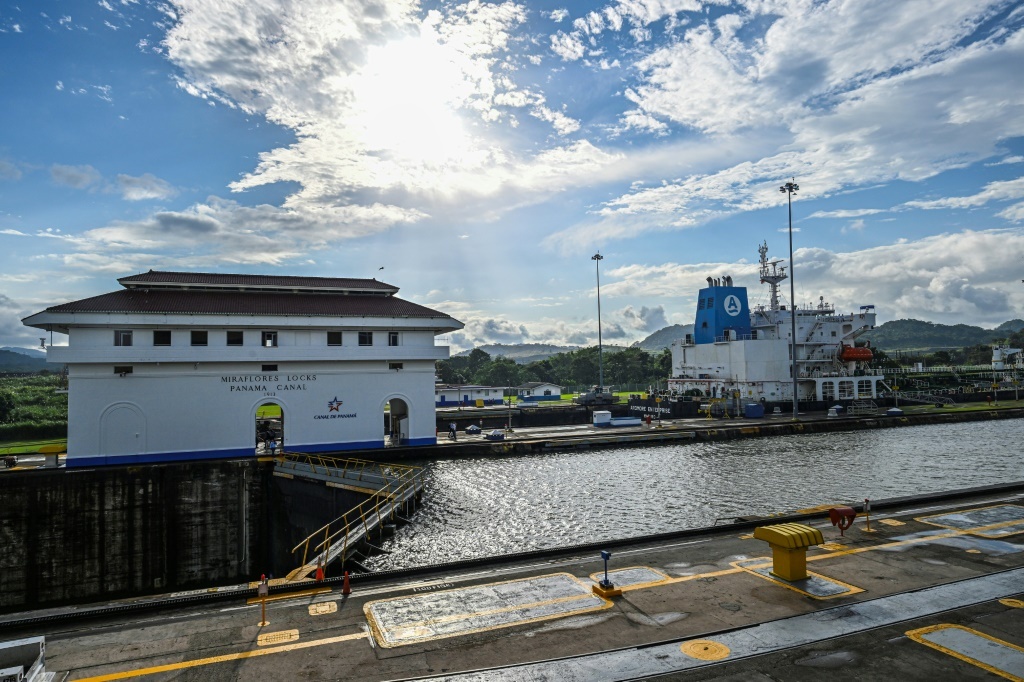 Fire Breaks Out At Historic Panama Canal Lock   333Z47K Item01 IPad 