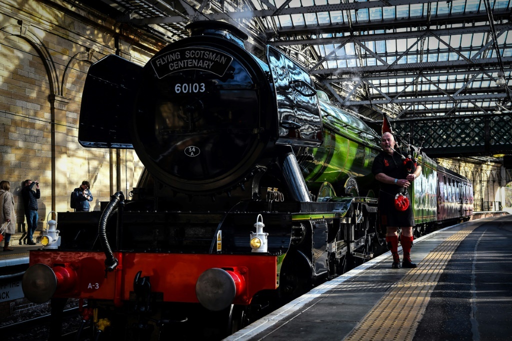 Flying Scotsman whistles into Edinburgh for 100th birthday