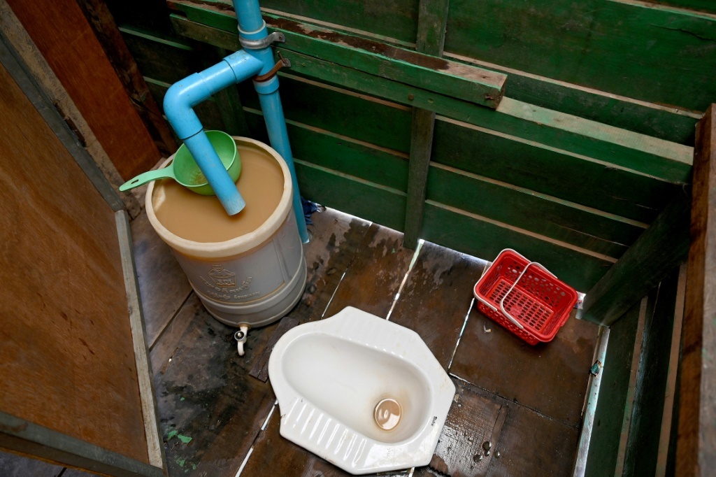 Poor Floating 'Floating toilets' help Cambodia's lake-dwelling poor