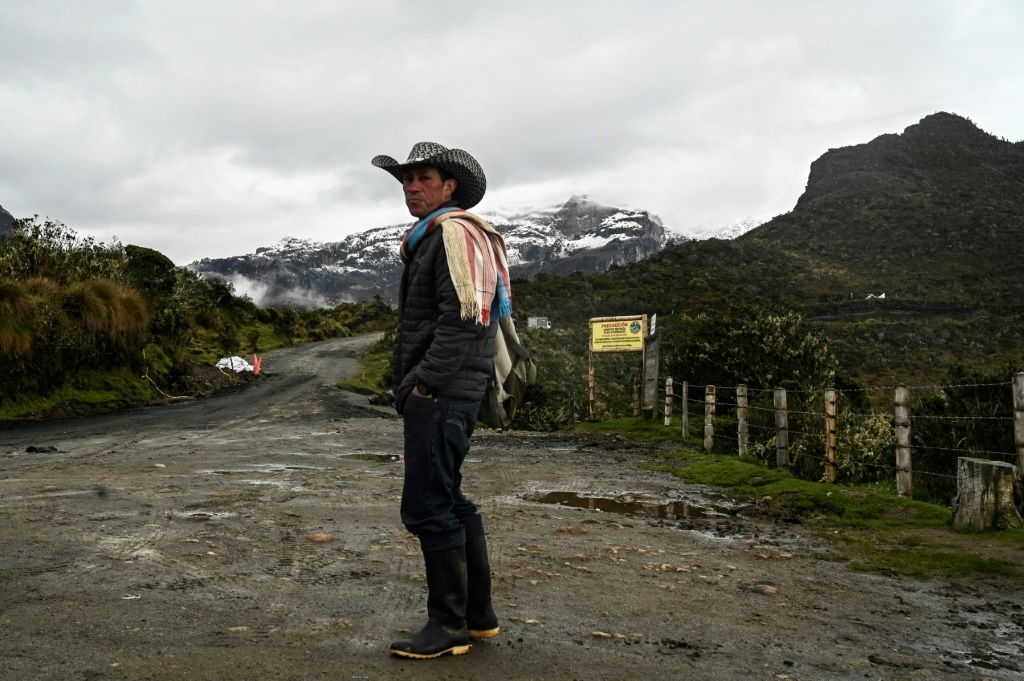 As Colombian volcano rumbles to life, villagers resist evacuation