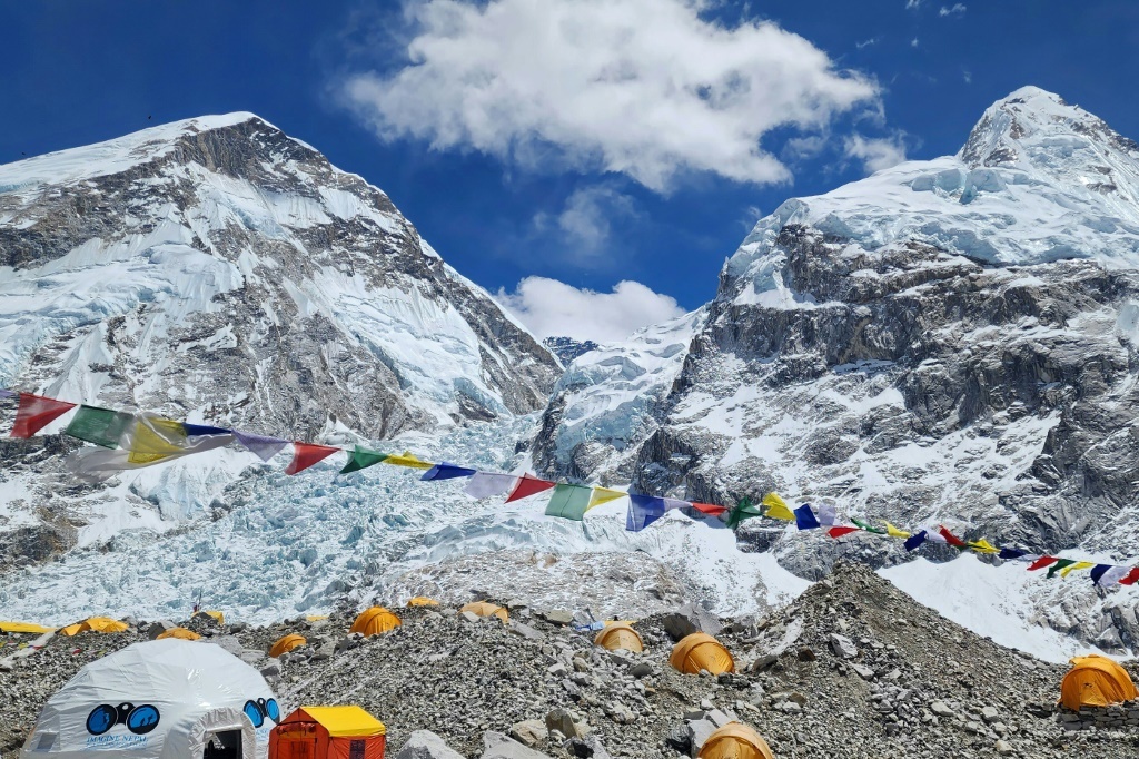 nepali-climbers-kick-off-everest-summits